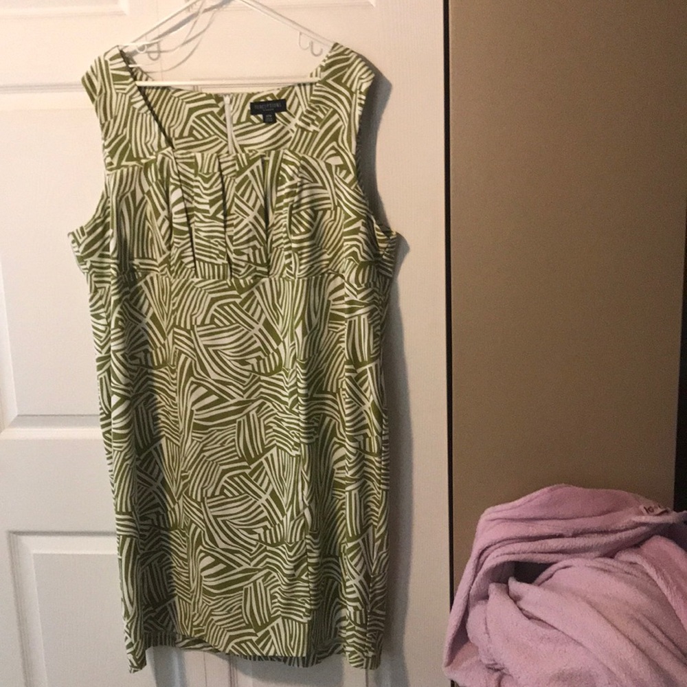 Sleeveless green and white pattern dress
